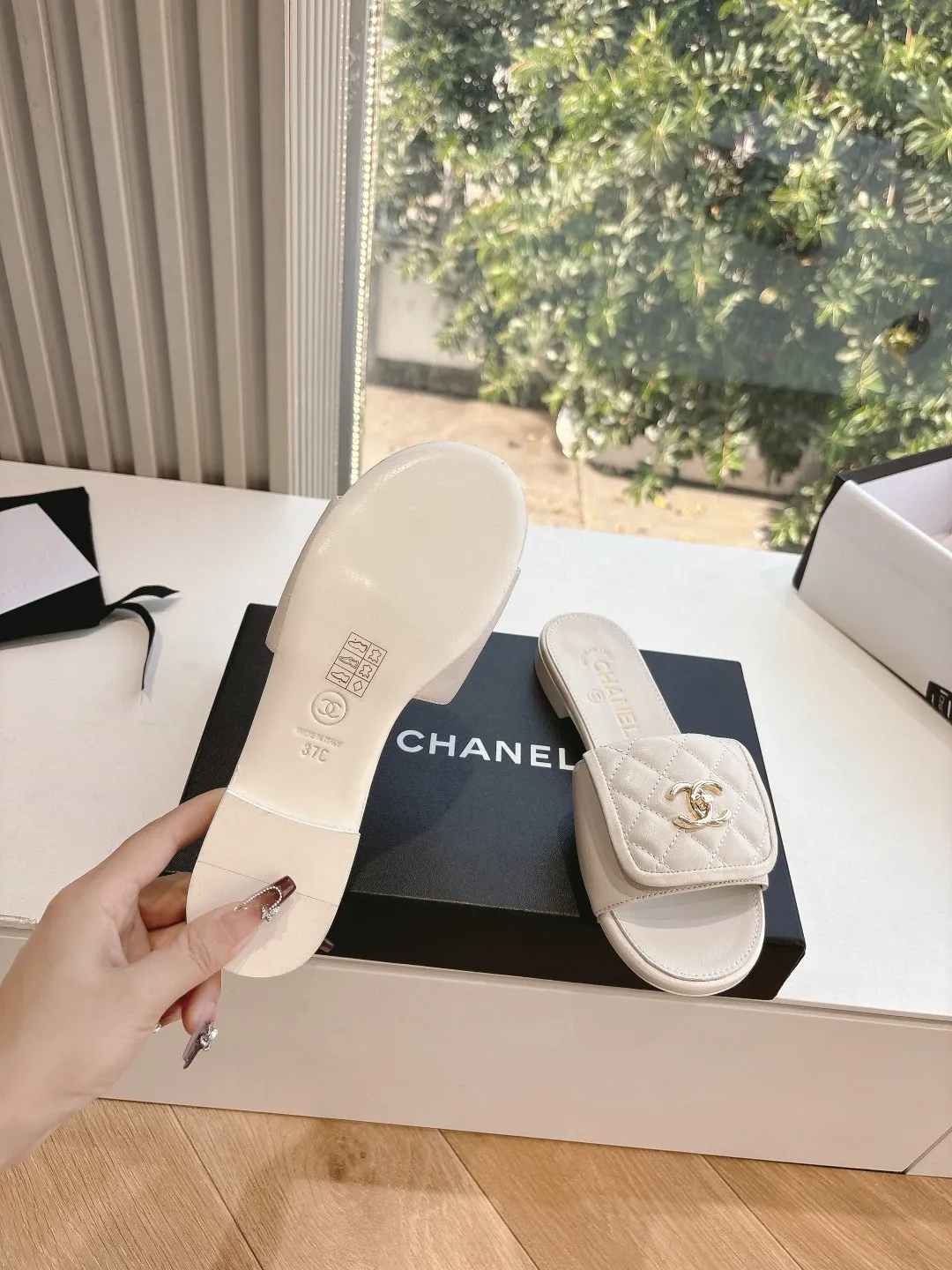 👟👟Ex-factory price 500👟👟 💖💖CHANEL Chanel's most popular flat-soled rhombus slippers. The counters are crazy. The photos are popular on all major social platforms. This catwalk style is absolutely too handsome. It is definitely the most popular style this season. The fairies at the counter are really knowledgeable. They don't get stuck or rub your feet. The texture is very soft and comfortable on the feet. Super versatile. 1⃣️Material: cowhide 2⃣️Inner lining: Environmentally friendly imported sheepskin lining 3⃣️Outsole: Genuine leather bottom 4⃣️Code number: 35-39 (40.41. Customized)